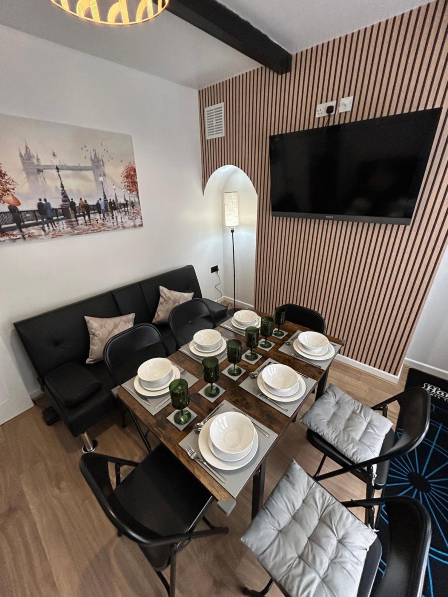 Holiday home Gravelly House M6 J6 Hs2 Nec Airport - A Spacious Best-In-Class 6 Bedroom House In Birmingham Perfect For Large Groups, Corporate & Contractors And For Long Term Stays