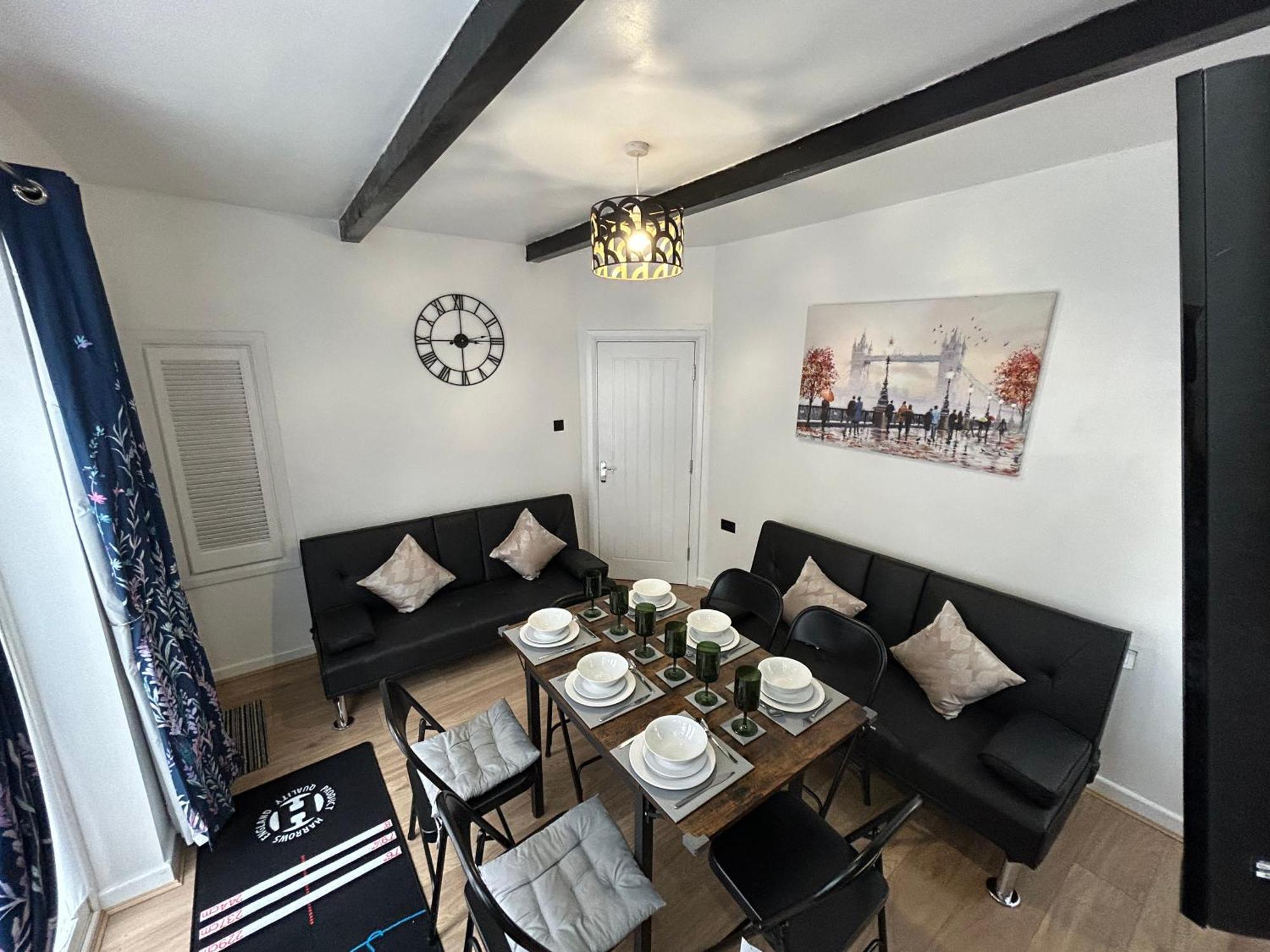 Gravelly House M6 J6 Hs2 Nec Airport - A Spacious Best-In-Class 6 Bedroom House In Birmingham Perfect For Large Groups, Corporate & Contractors And For Long Term Stays Holiday home Birmingham