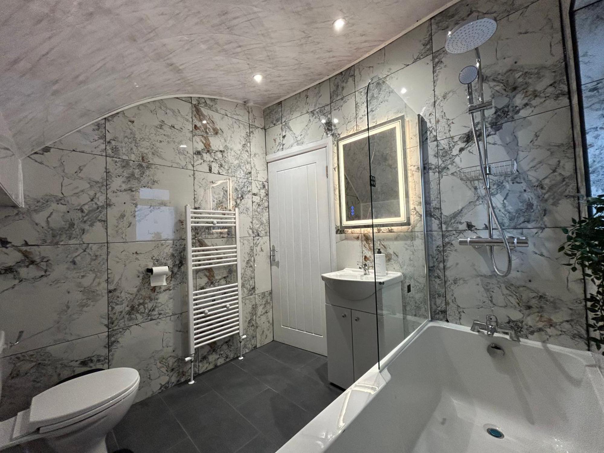 Holiday home Gravelly House M6 J6 Hs2 Nec Airport - A Spacious Best-In-Class 6 Bedroom House In Birmingham Perfect For Large Groups, Corporate & Contractors And For Long Term Stays Birmingham