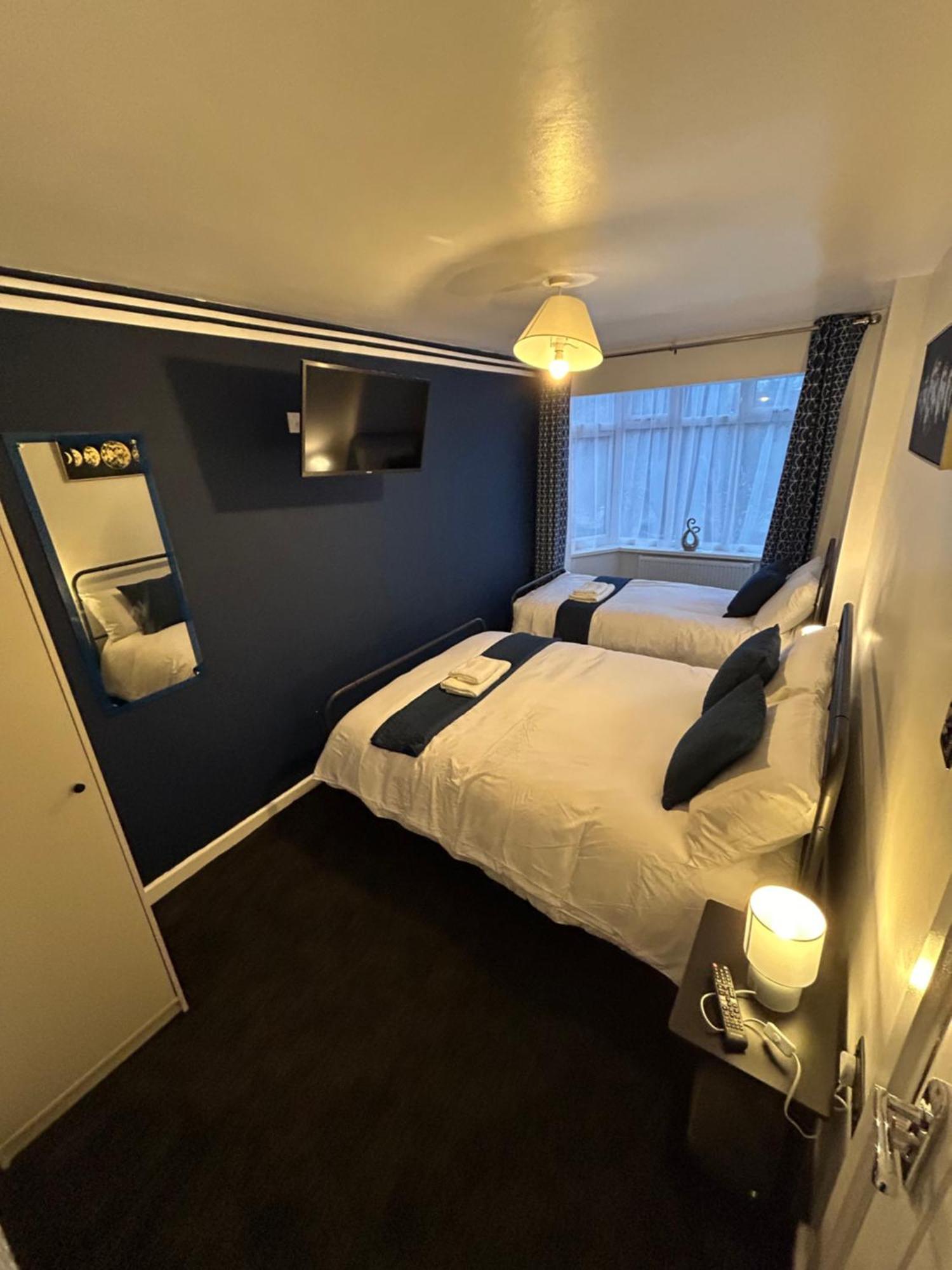 Gravelly House M6 J6 Hs2 Nec Airport - A Spacious Best-In-Class 6 Bedroom House In Birmingham Perfect For Large Groups, Corporate & Contractors And For Long Term Stays Birmingham