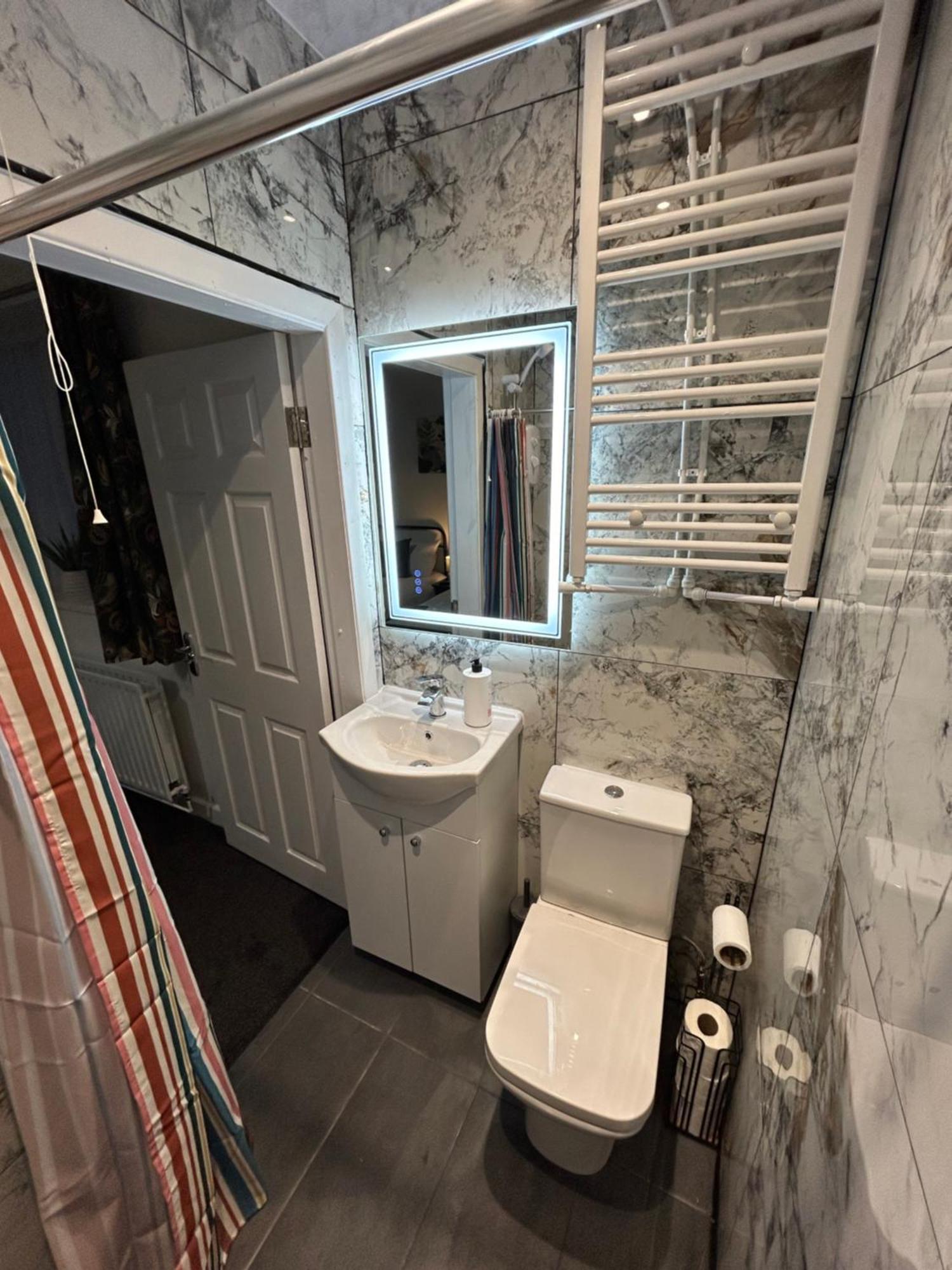 Gravelly House M6 J6 Hs2 Nec Airport - A Spacious Best-In-Class 6 Bedroom House In Birmingham Perfect For Large Groups, Corporate & Contractors And For Long Term Stays Birmingham